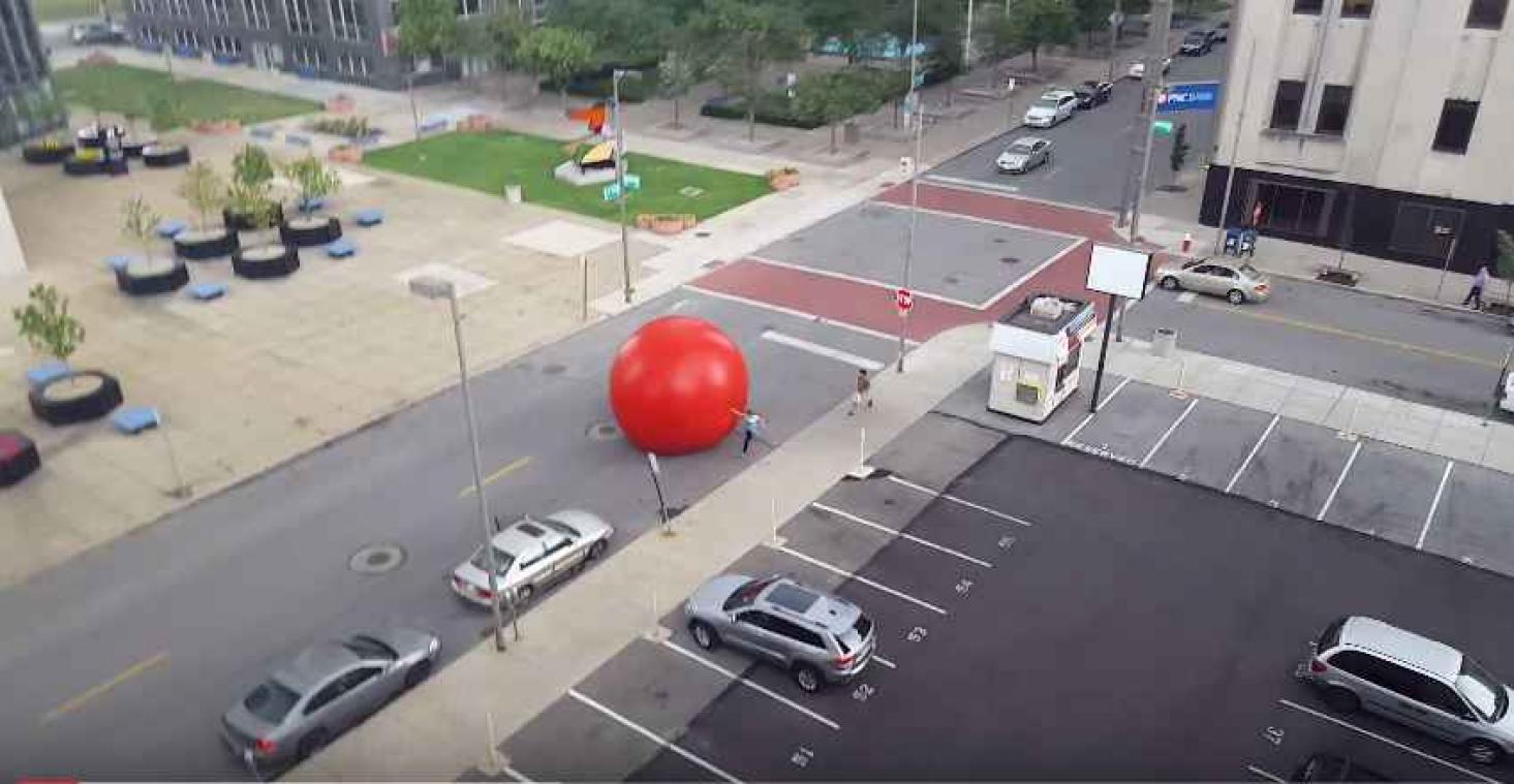 USA : Une énorme balle rouge s'échappe d'un musée et sème la pagailles dans les rues