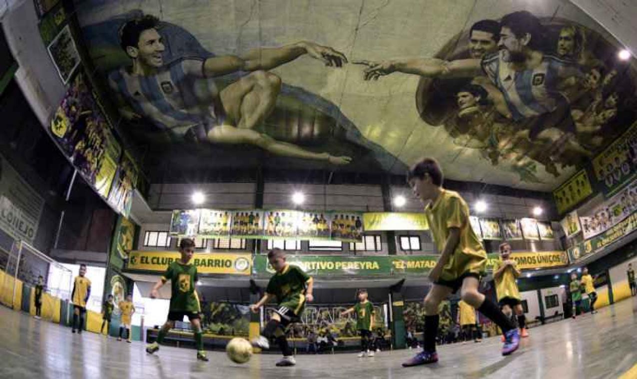 Un club de foot argentin peint Maradona et Messi sur une reproduction du plafond de la chapelle Sixtine