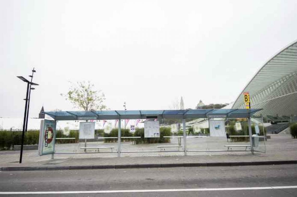 Liège ne compte pas retirer les accoudoirs des bancs "anti-SDF" des abris de bus