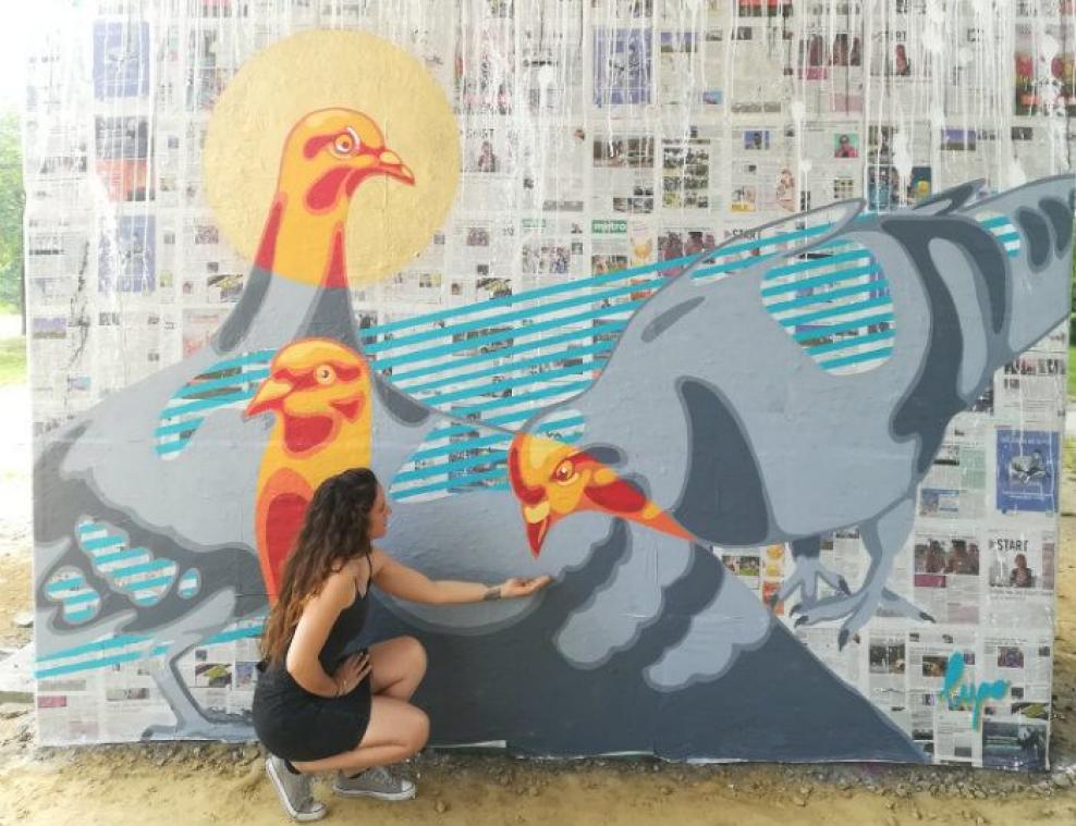 Cette artiste recycle les journaux Metro pour faire du street art
