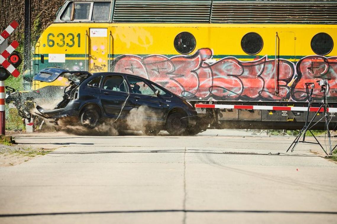 Une collision entre un train et une voiture tue trois... mannequins pour un crashtest
