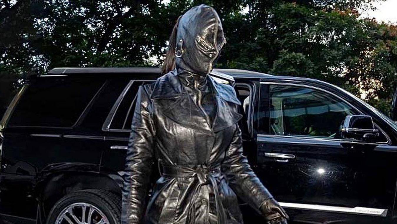 L’étrange tenue de Kim Kardashian, recouverte de cuir noir de la tête aux pieds!