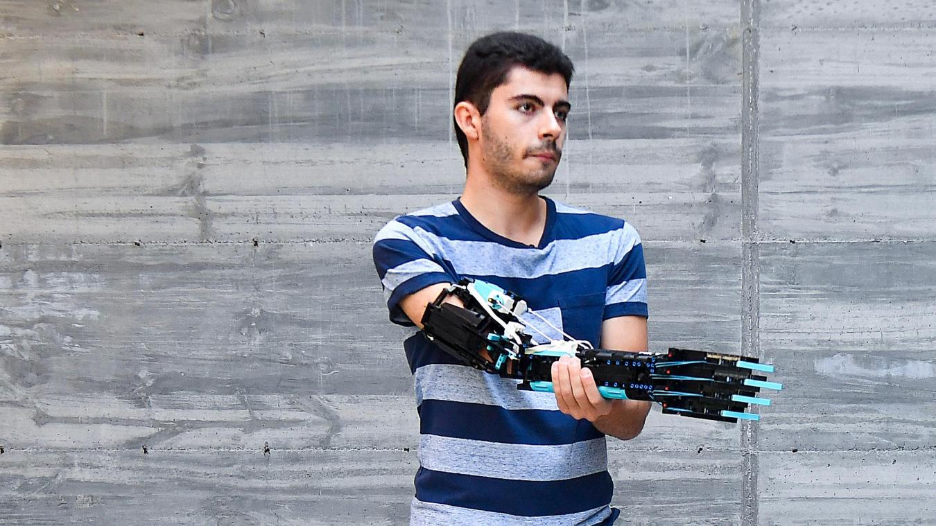 Né sans avant-bras droit, David construit ses prothèses avec des Lego