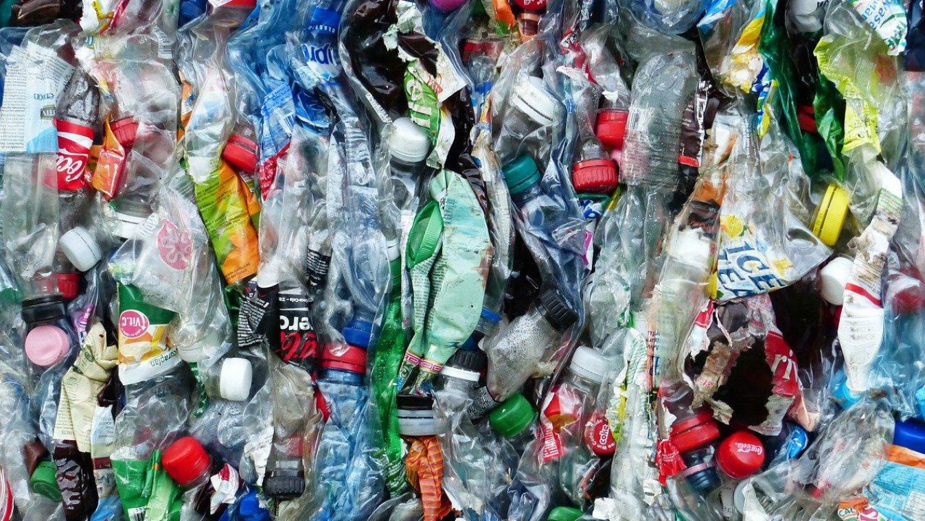 Qui sont les plus gros pollueurs de plastique au monde? Un rapport les identifie