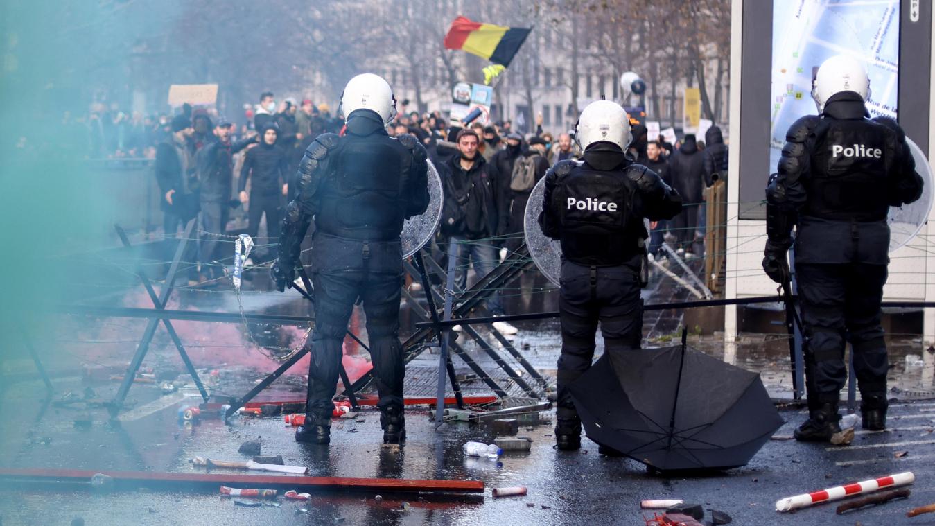 La police intervient après des débordements à la marche contre les mesures sanitaires à Bruxelles