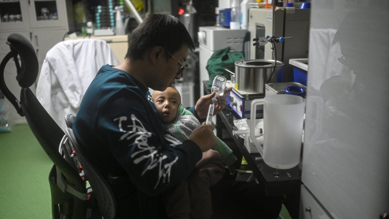 Il construit un laboratoire chez lui pour fabriquer le traitement qui pourrait sauver son fils