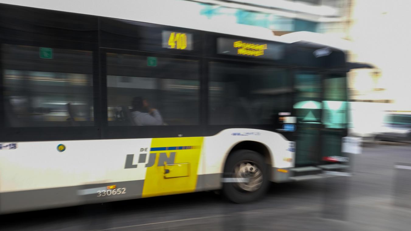 Panique à bord d’un bus De Lijn: le chauffeur refuse de s’arrêter et de laisser descendre les écoliers (vidéo)
