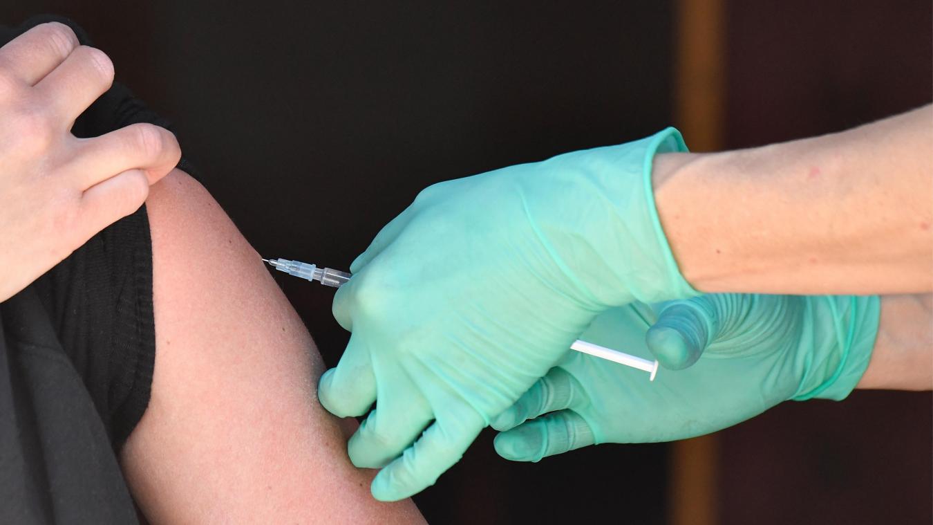 Pour obtenir son pass sanitaire, il tente de se faire vacciner sur un faux bras en silicone
