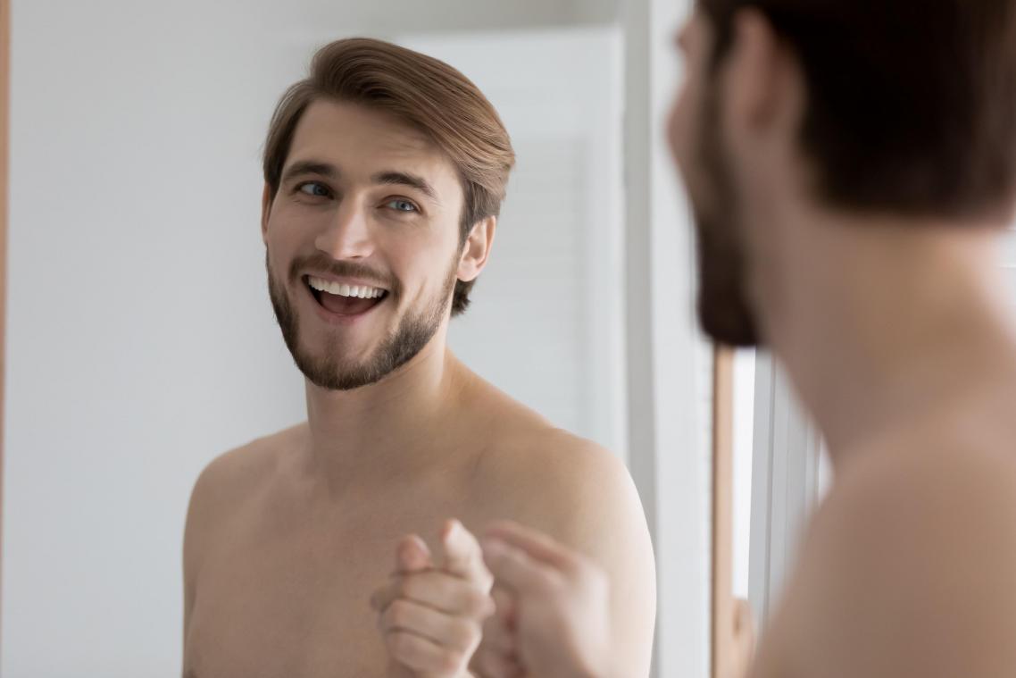 Peut-on se sentir mieux en s’encourageant devant un miroir?