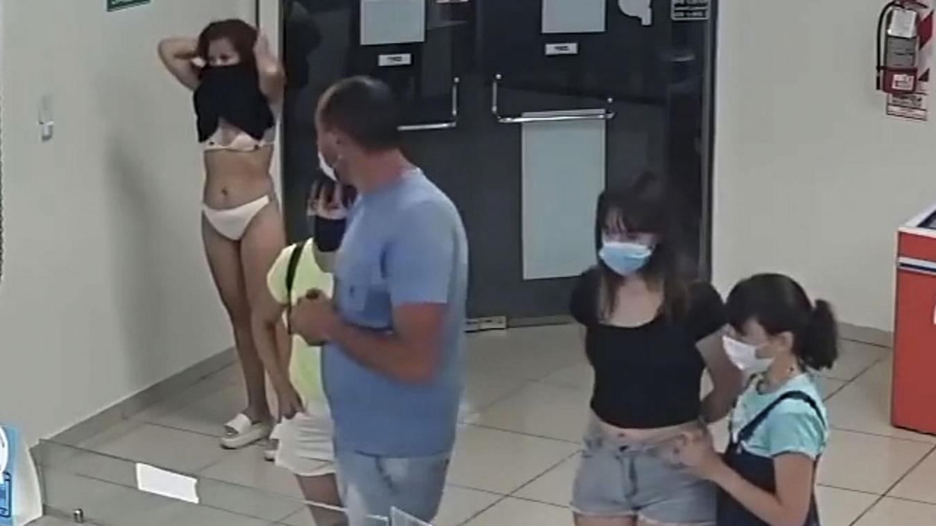 Pour entrer dans une boutique, elle se déshabille pour utiliser sa robe en guise de masque (vidéo)