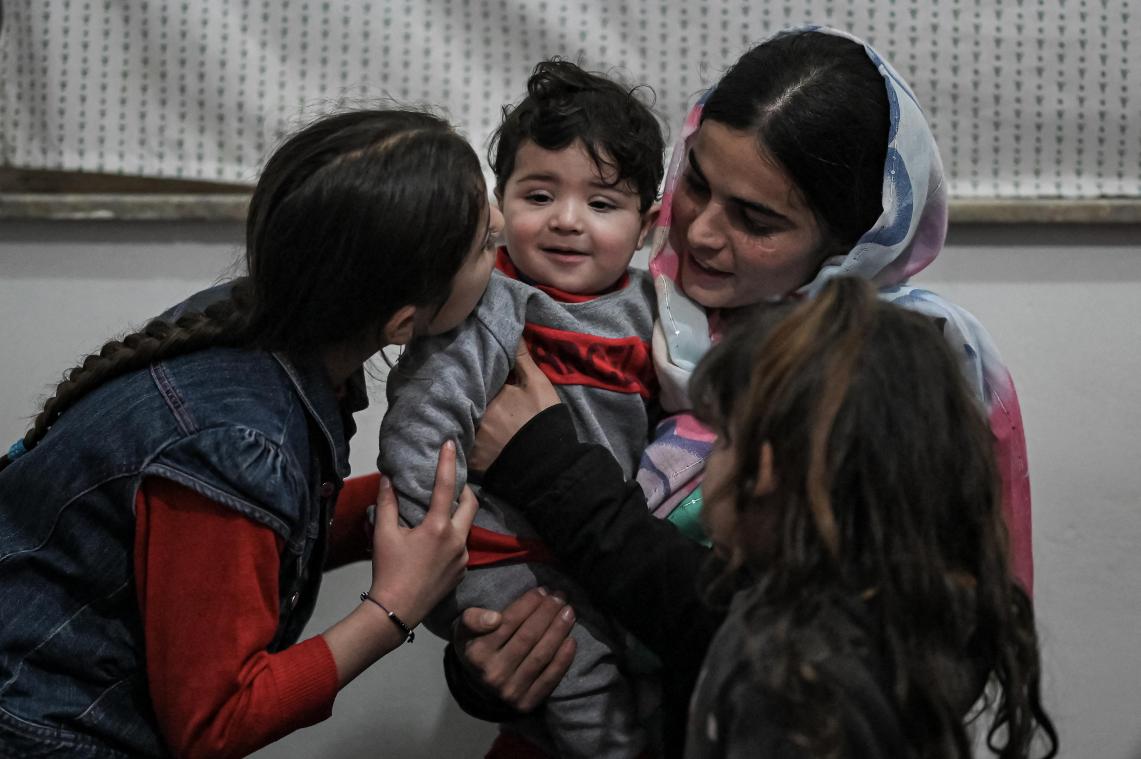 Le bébé séparé de ses parents lors de l’évacuation de Kaboul a retrouvé sa famille (vidéo)
