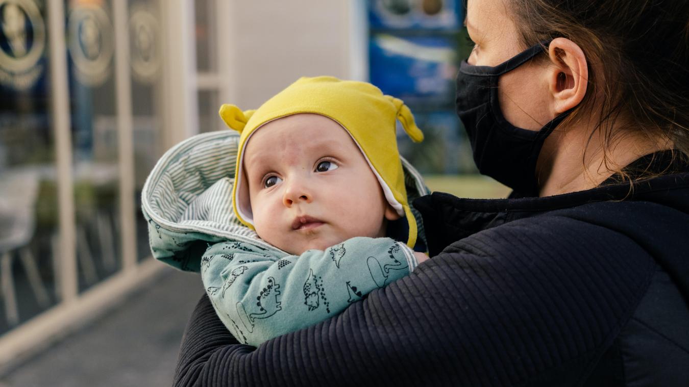 Les pédiatres conseillent aux parents de nourrissons de rester très prudents face à Omicron