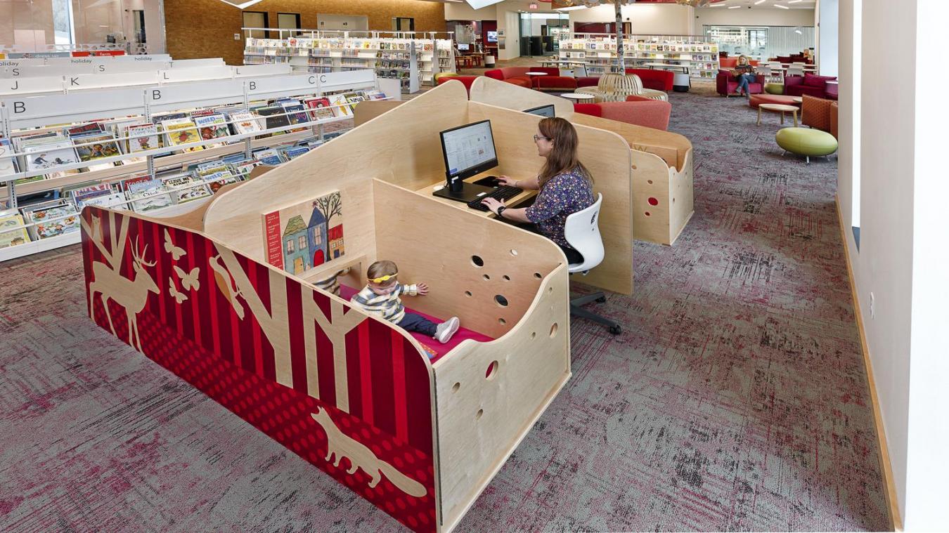Cette bibliothèque a installé des bureaux pour accueillir les parents et leur enfant