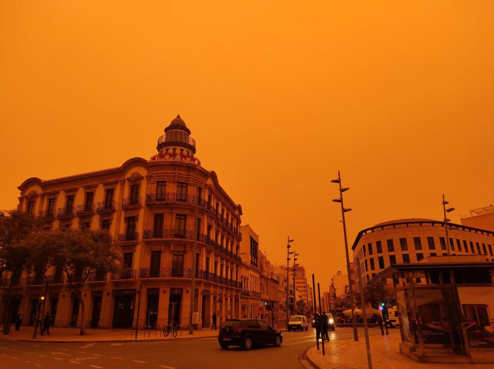 Du sable du Sahara recouvre une partie de l’Europe d’un manteau orange et touchera bientôt la Belgique