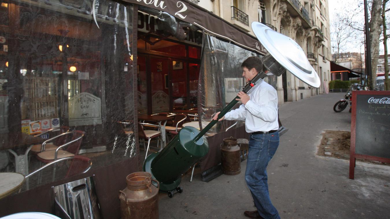 La France interdit les terrasses chauffées ou climatisées