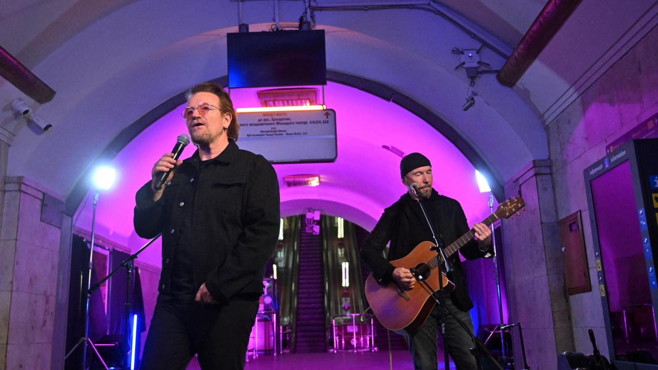 Bono réalise une performance surprise dans le métro de Kiev (vidéo)