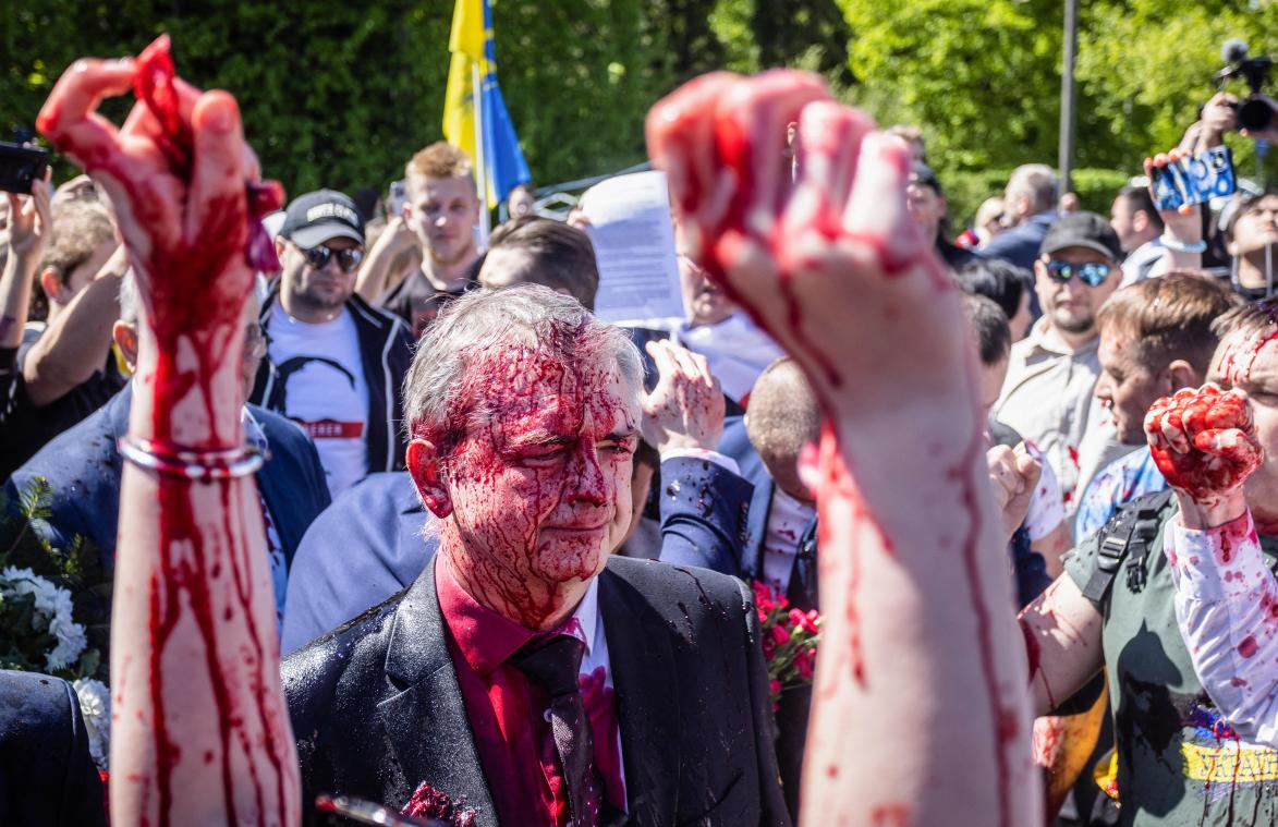 L’ambassadeur russe en Pologne arrosé d’une substance rouge