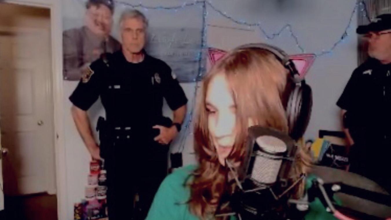 Une ado transgenre voit la police débarquer dans sa chambre en plein live sur Twitch
