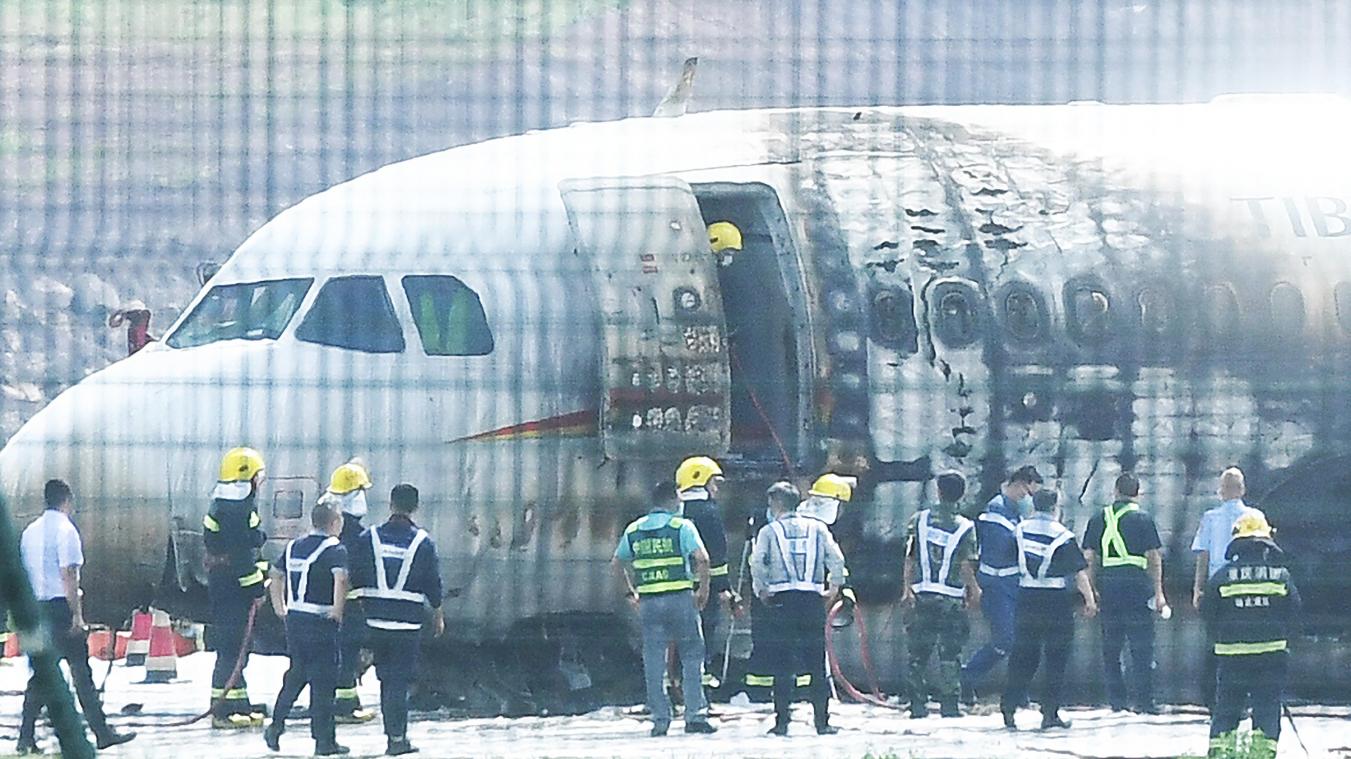 Le drame évité de peu en Chine: un avion prend feu en sortie de piste avec 210 personnes à bord (vidéo)
