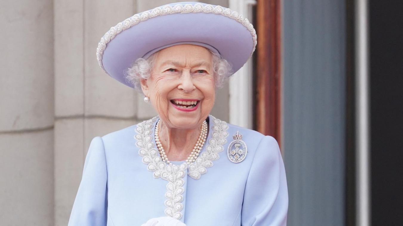 La reine Elizabeth II a salué la foule venue en masse pour un événement «historique» (photos)