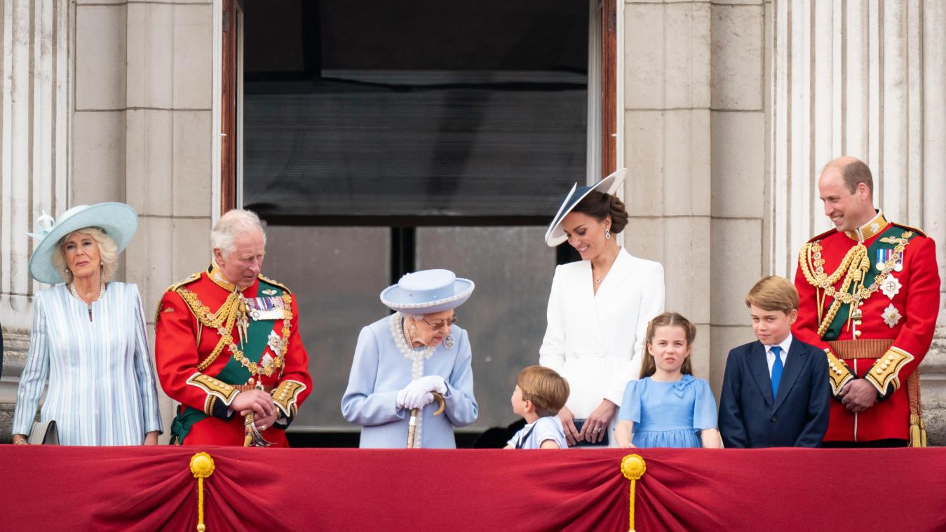 Voici que le Prince Louis racontait à son arrière-grand-mère Elizabeth II sur le balcon lors du Jubilé