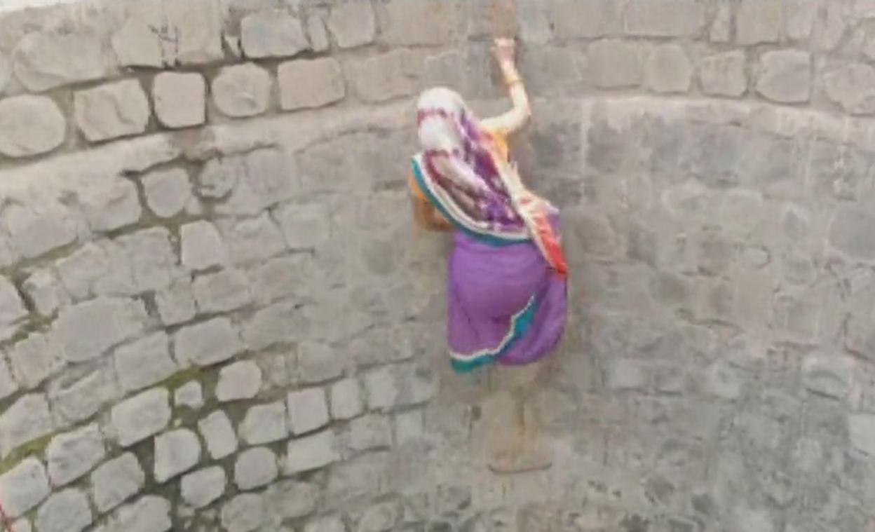 En Inde, des villageois descendent dans les puits au péril de leur vie pour trouver à boire