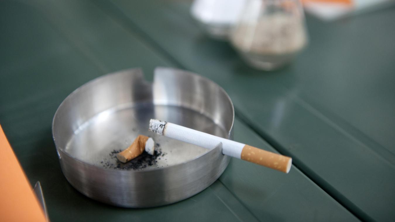 Un rapport conseille de relever chaque année l’âge légal pour acheter du tabac pour éradiquer la cigarette d’ici 2030