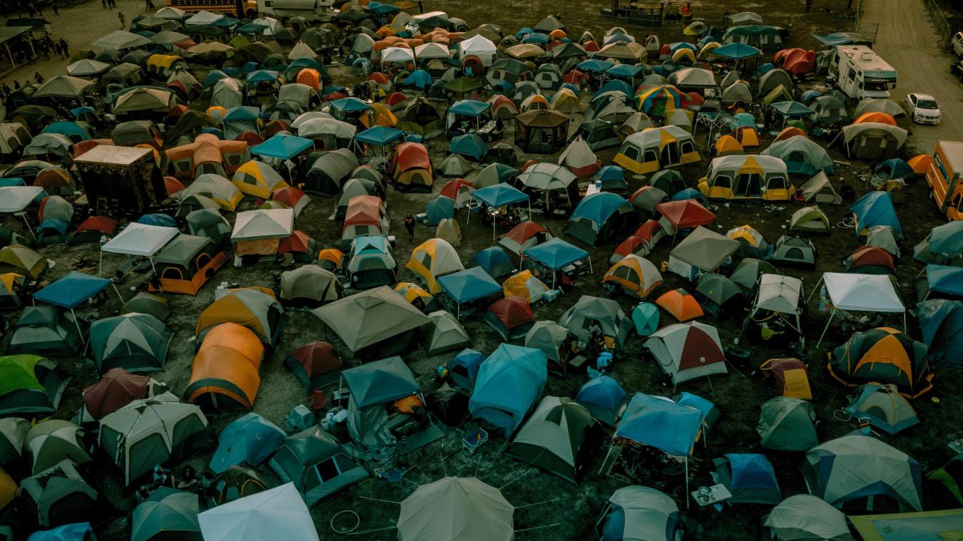 Des tentes abandonnées sont récupérées dans les festivals d’été et transformées en mobilier design