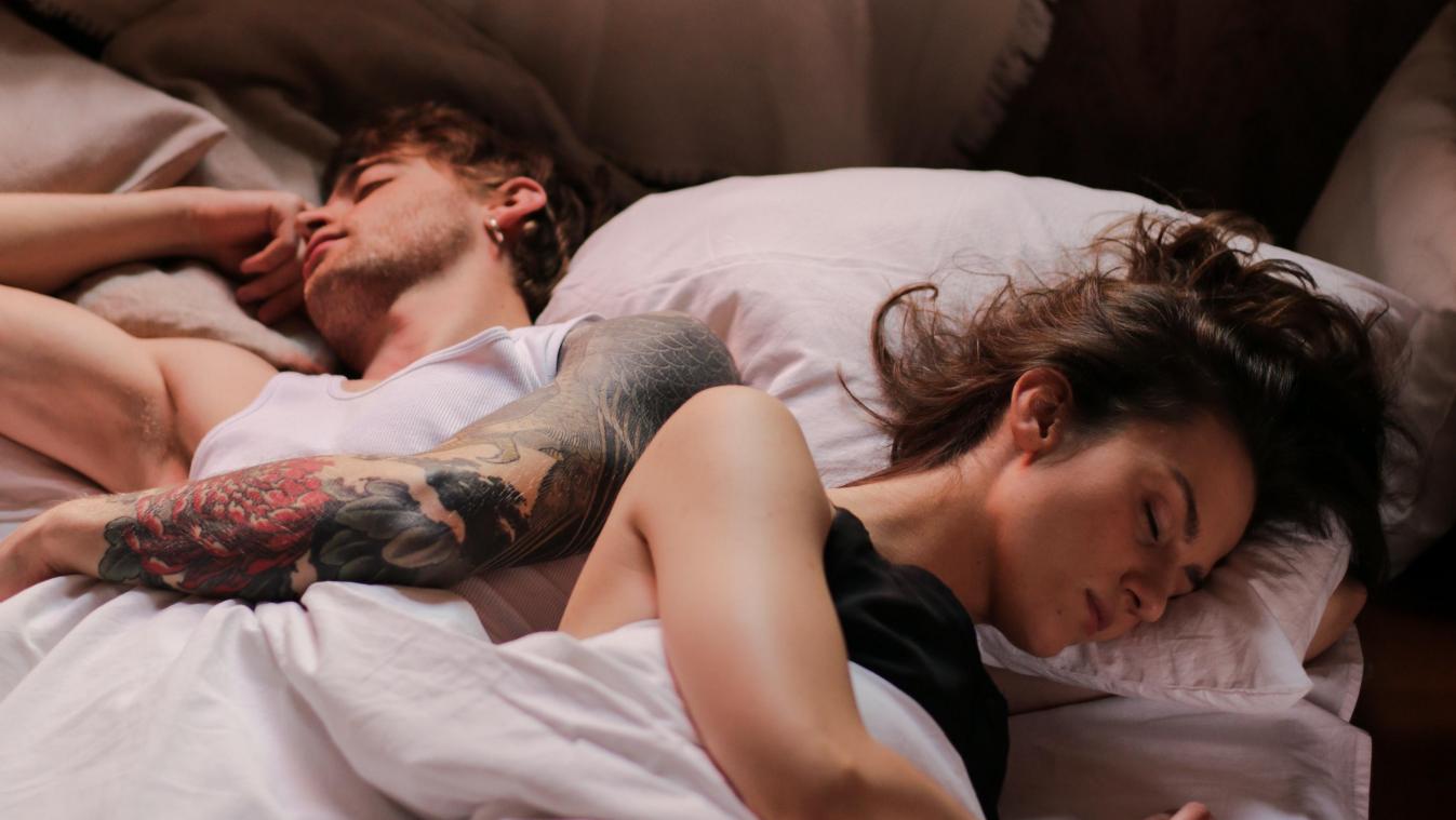 Pour bien dormir, mieux vaut-il être seul ou à deux?