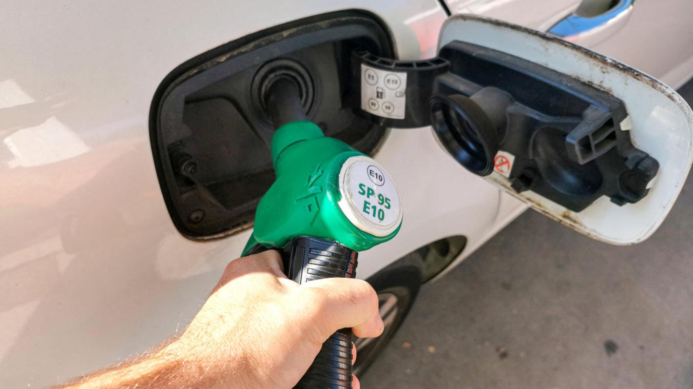 Pourquoi le prix du carburant va-t-il bientôt passer à 1,50€ par litre en France et pas en Belgique?
