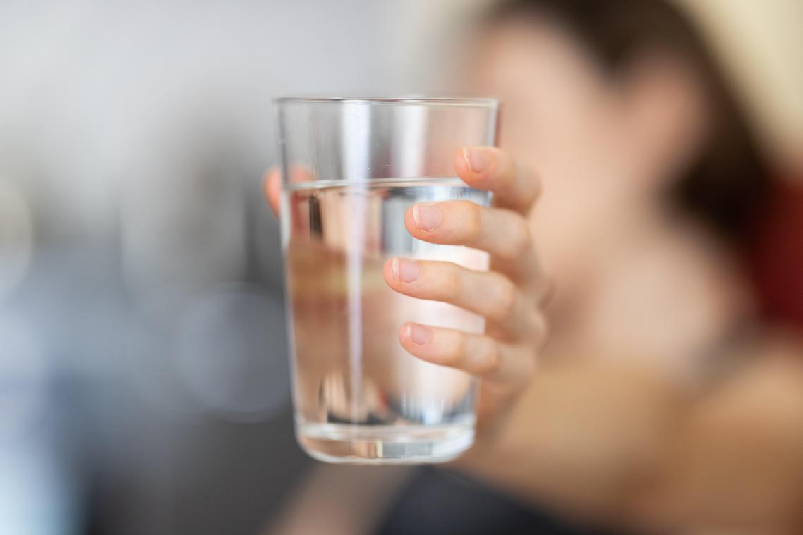 Boire un verre d’eau avant d’aller dormir, une mauvaise habitude?