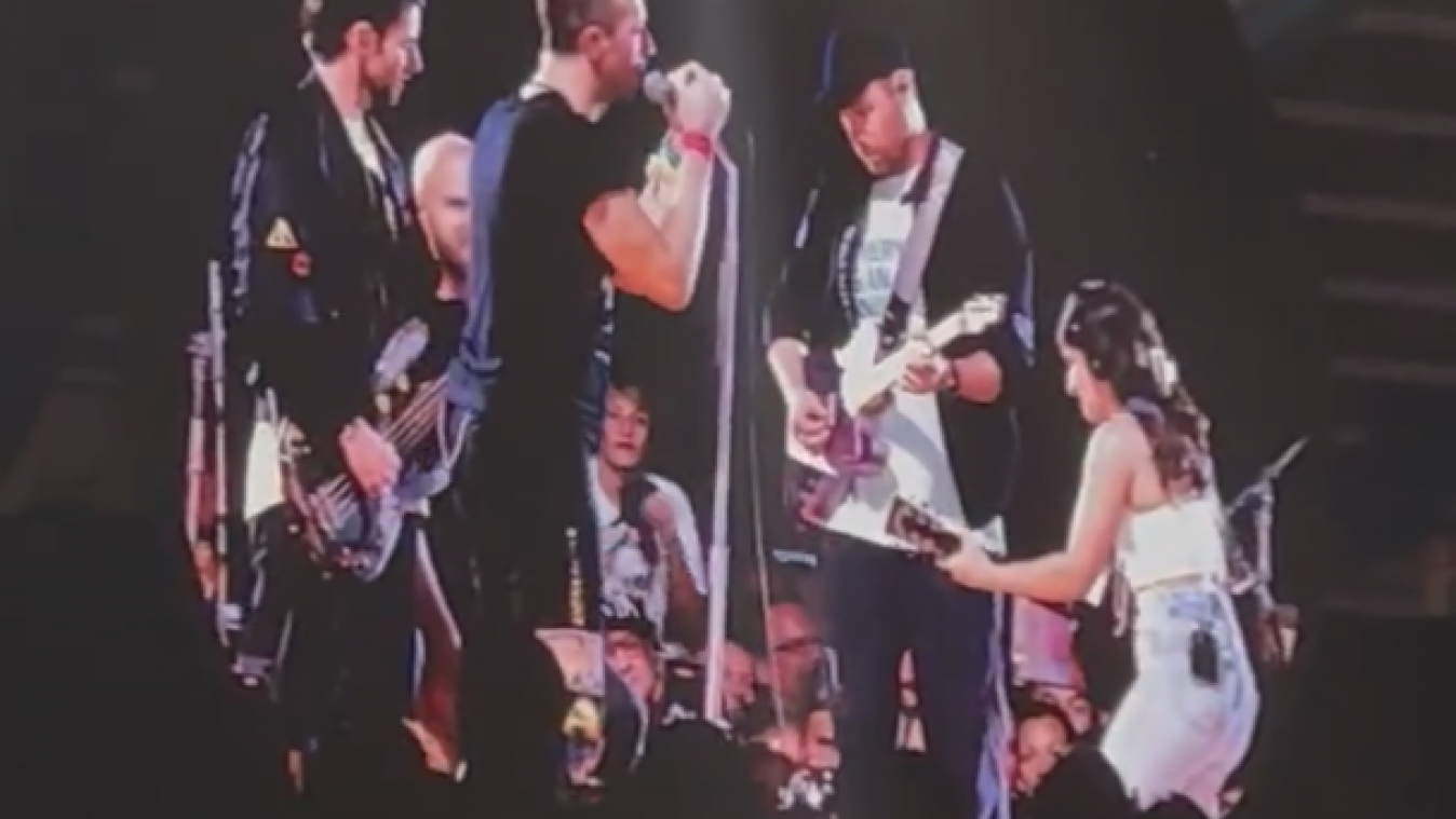 Quand Coldplay invite une fan à jouer son morceau préféré sur scène au Stade Roi Baudouin (vidéo)