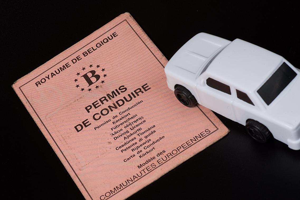 Des milliers de Belges roulent avec un permis de conduire périmé et ils ne le savent pas