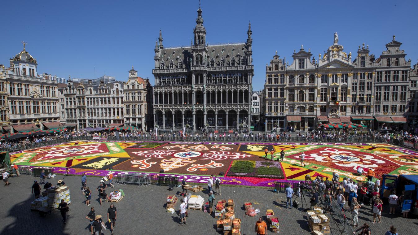 Le tapis de fleurs de Bruxelles piétiné par des militants «anarcho-poétiques» pour dénoncer l’inaction climatique