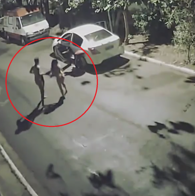 Des voleurs de voitures surprennent un couple en pleine partie de jambes en l’air (vidéo)