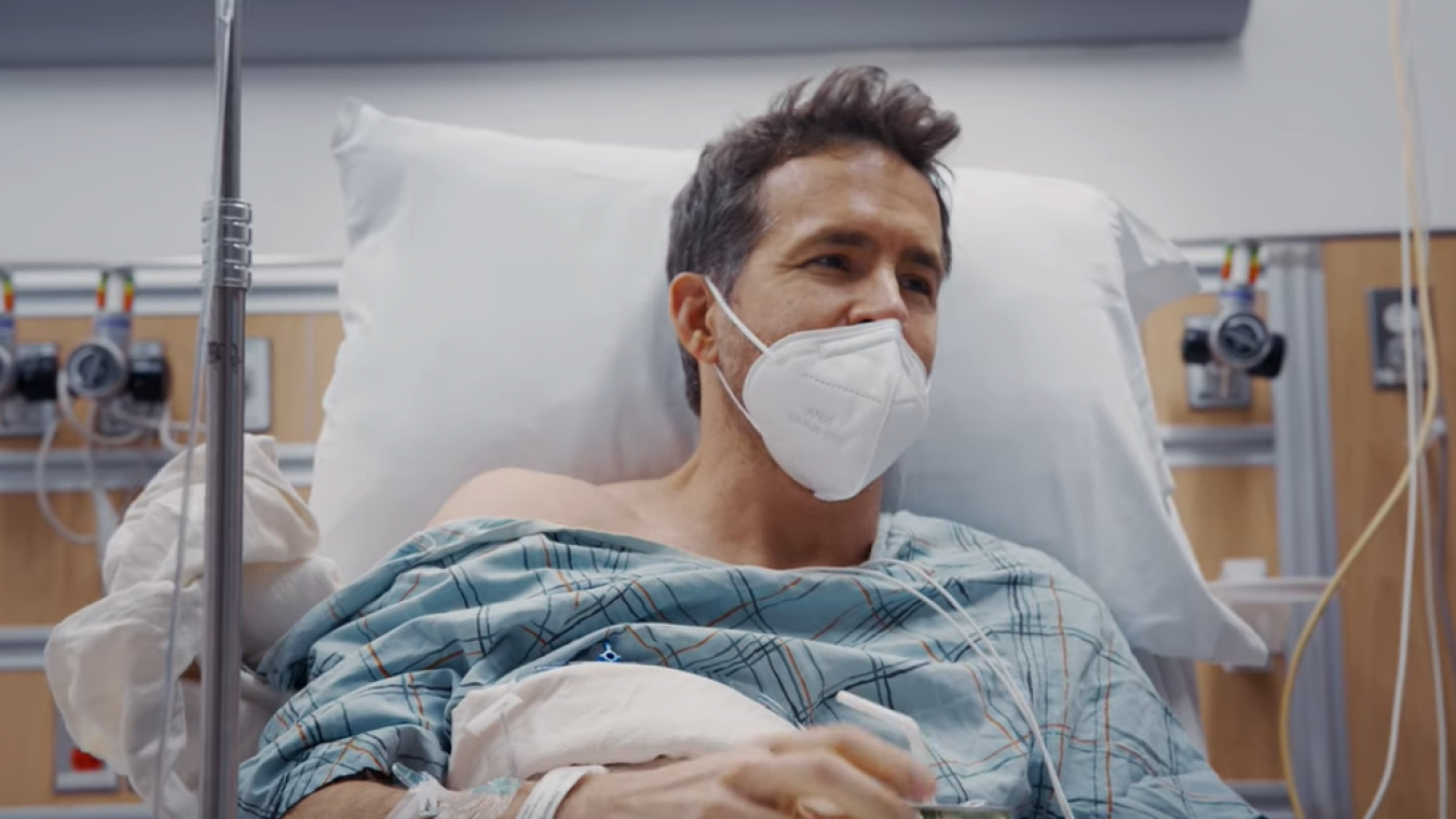 Ryan Reynolds découvre qu’il est atteint d’une tumeur lors d’une coloscopie qu’il filme pour sensibiliser le public (vidéo)