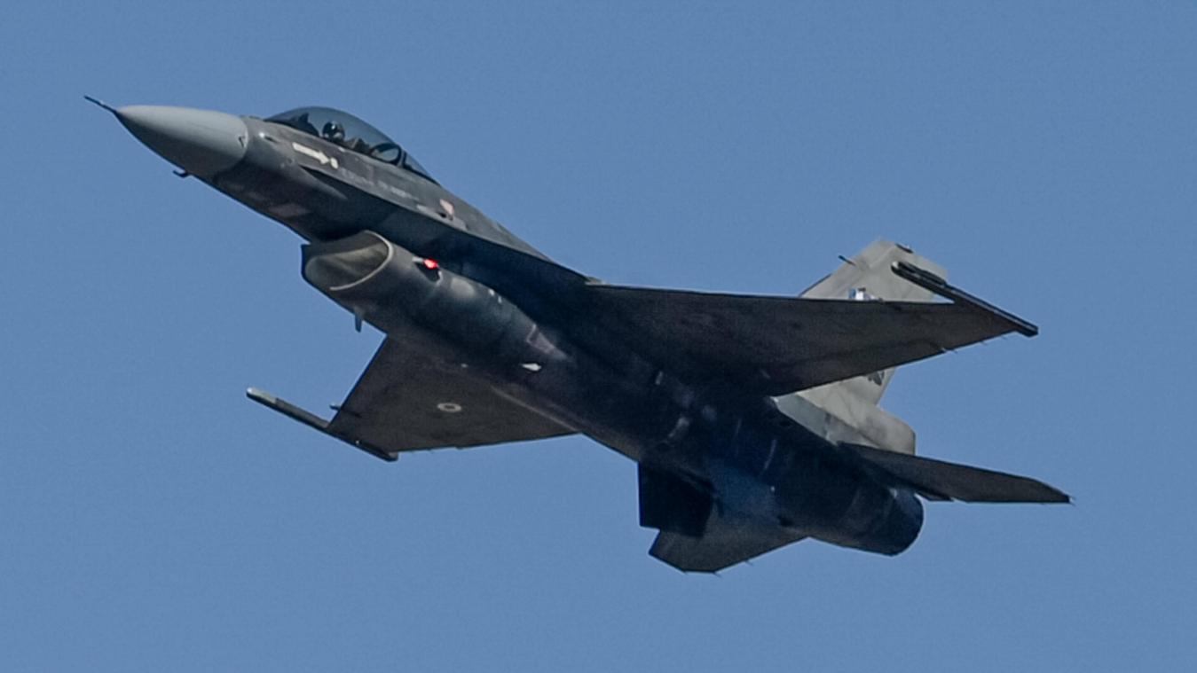 Un F-16 atterrit d’urgence à Ostende après avoir été touché par un éclair
