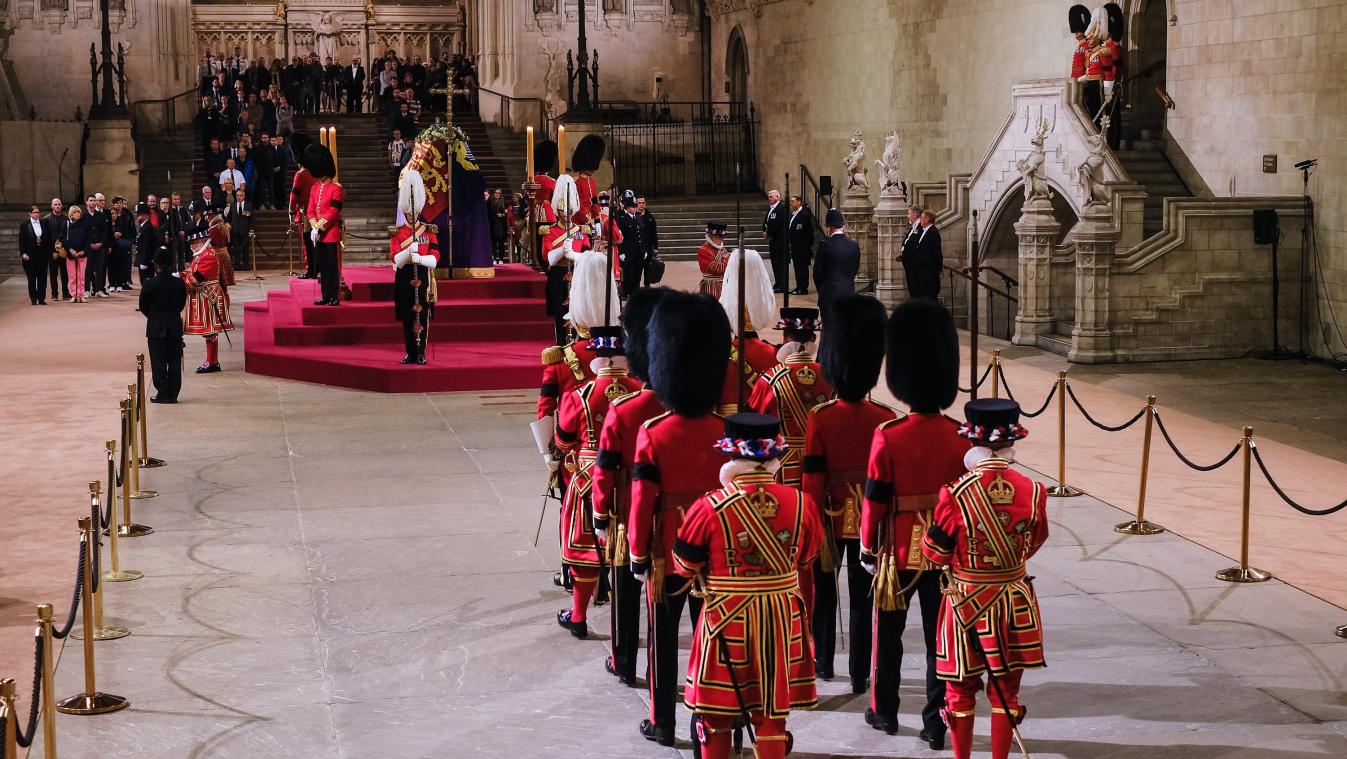 Un garde royal s’effondre devant le cercueil de la reine Elizabeth II (Vidéo)