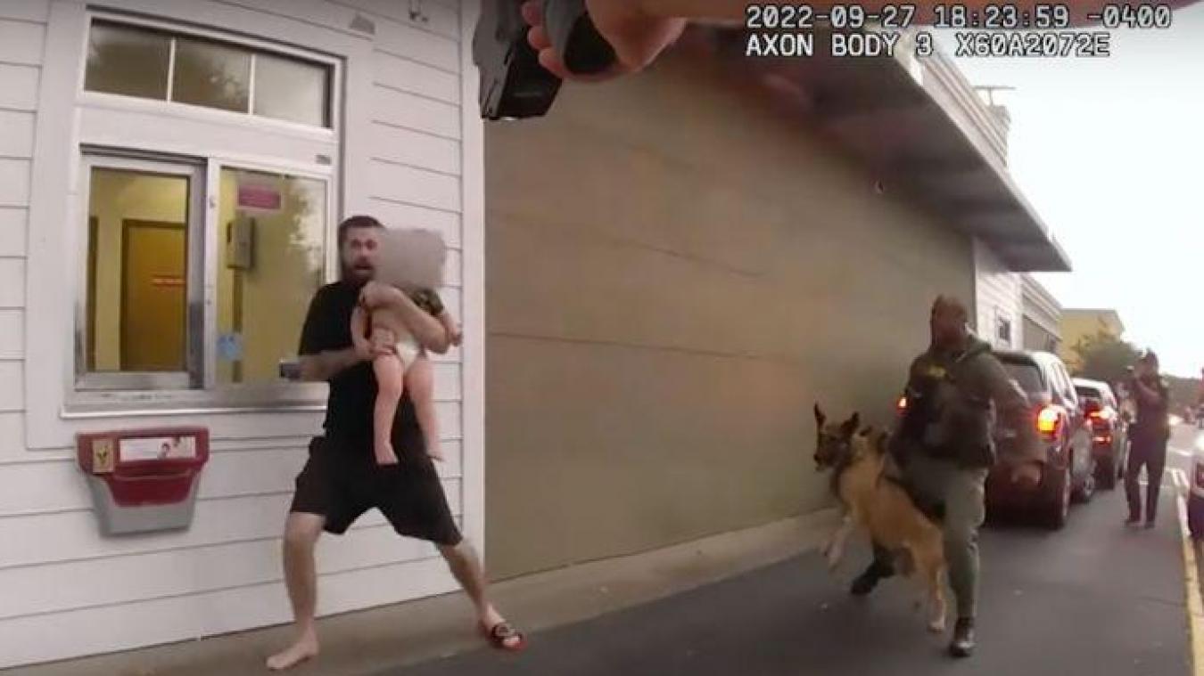 Face aux policiers, un homme utilise son bébé comme bouclier humain (vidéo)