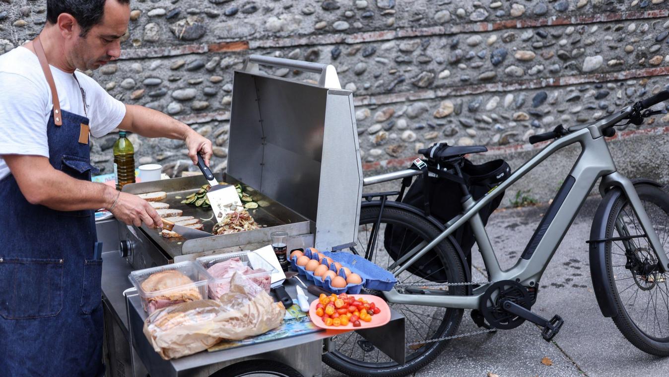 Il transforme son vélo-cargo en plancha mobile et cuisine pour les sans-abri
