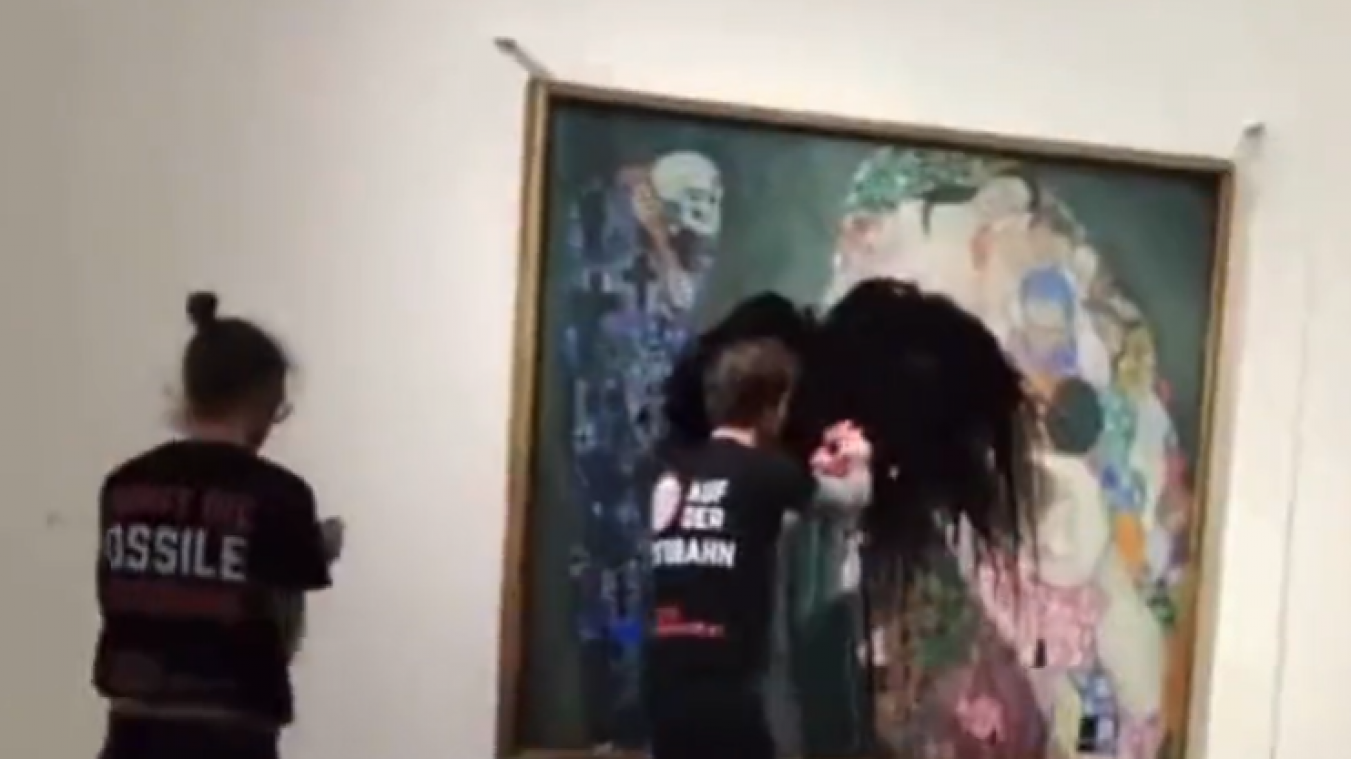 Des militants aspergent de liquide noir un chef-d’œuvre de Klimt: la toile potentiellement endommagée (vidéo)