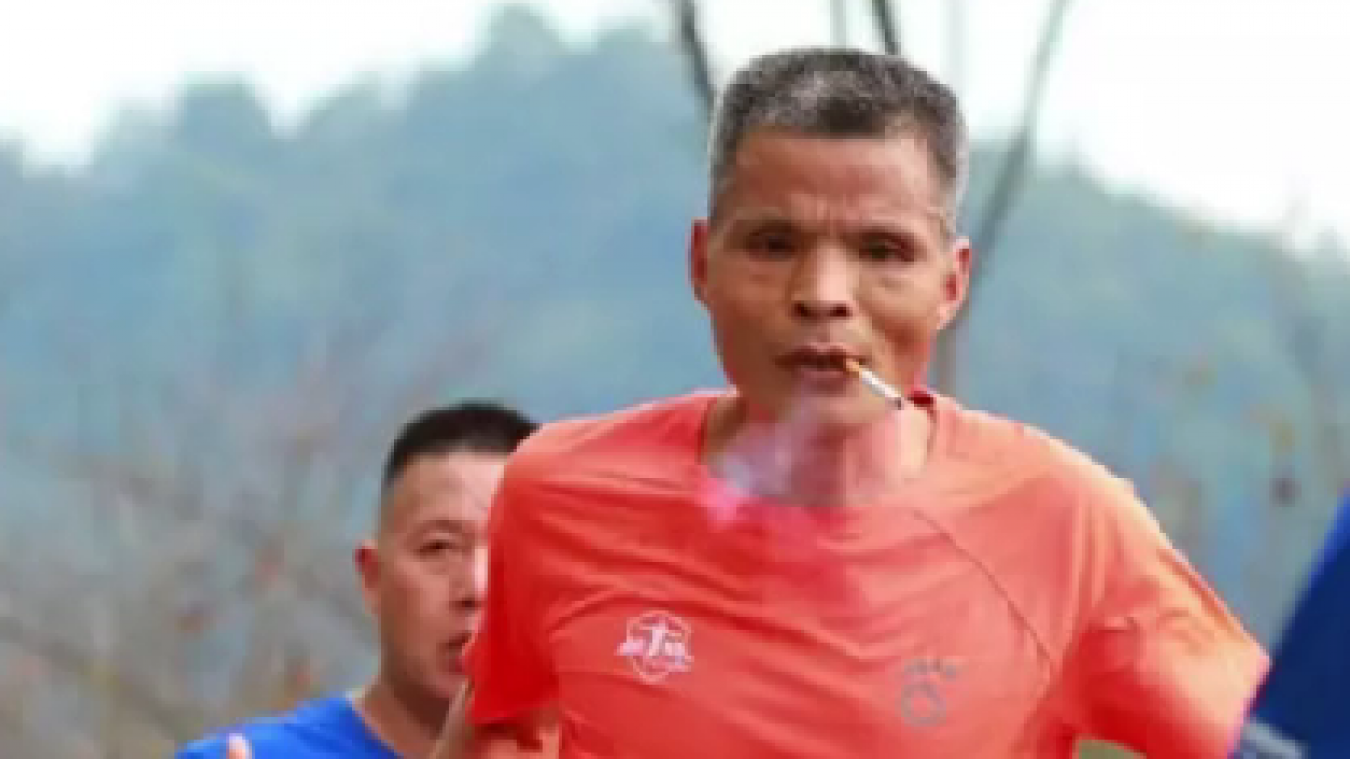 Un homme court tout un marathon en fumant des cigarettes à la chaîne (vidéo)