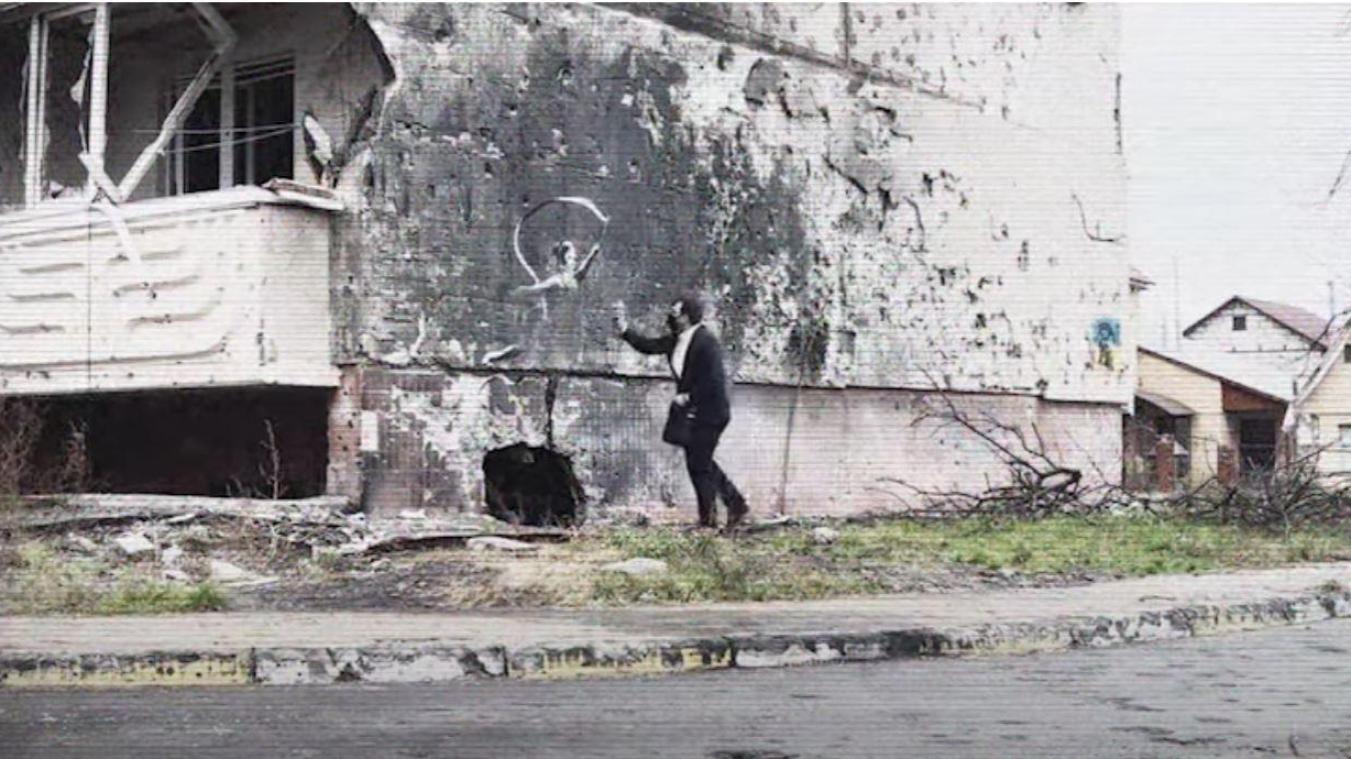 Banksy repéré en pleine création par des caméras en Ukraine? (Vidéo)