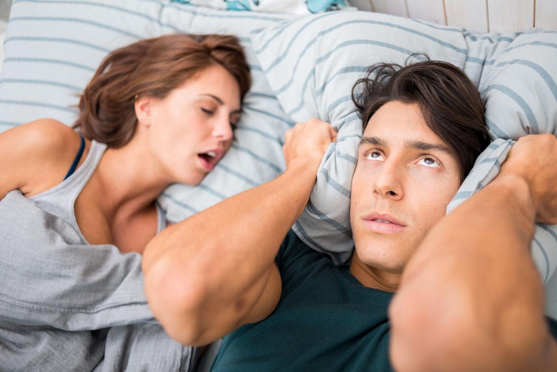 Voici la méthode nordique pour bien dormir avec votre conjoint (vidéo)