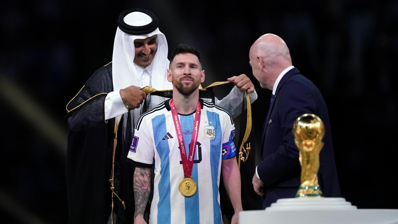 Lionel Messi a enfilé le «bish» pour soulever le trophée de la victoire