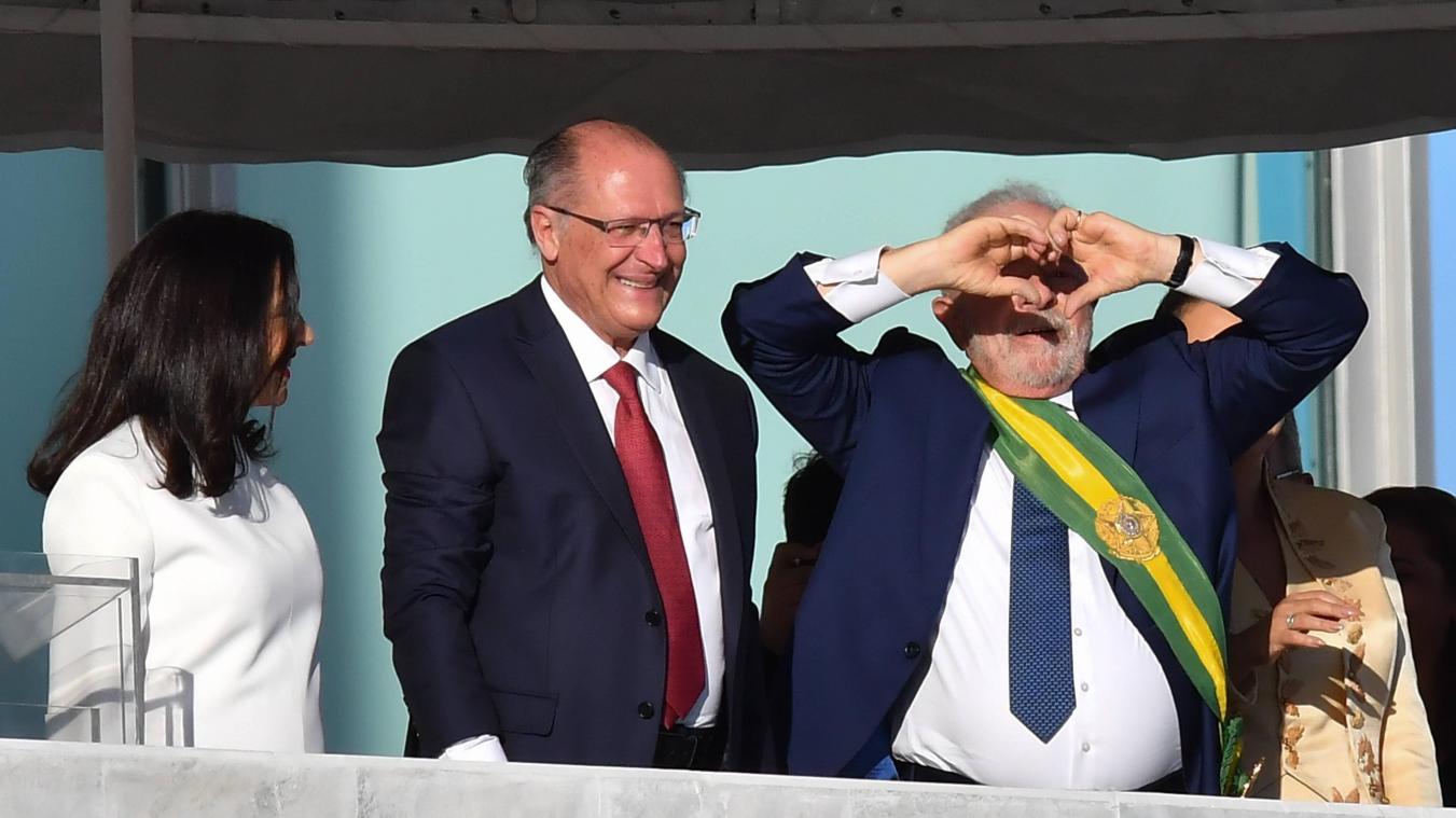 Lula investi président pour un troisième mandat au Brésil, Bolsonaro grand absent