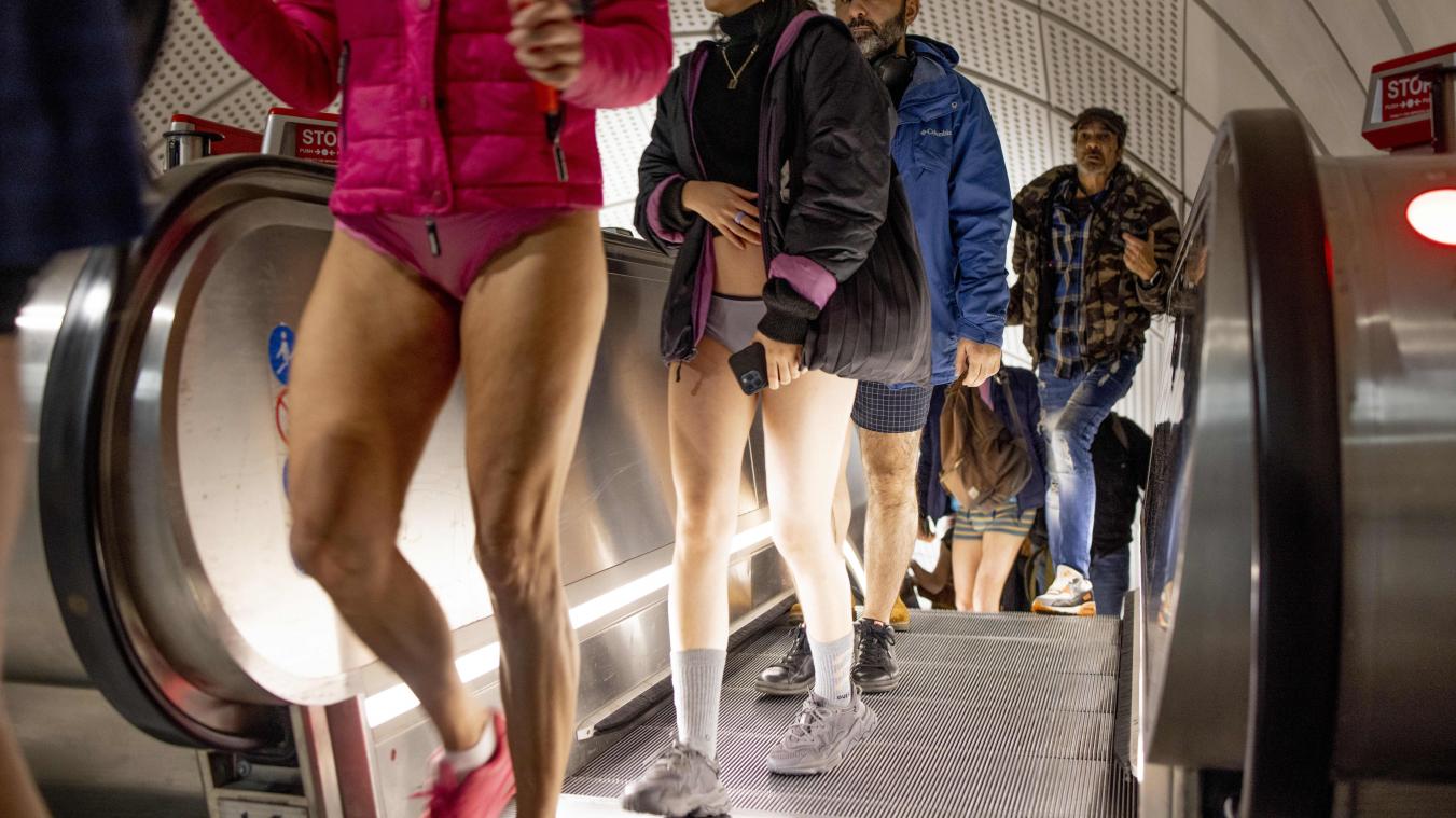 Des centaines de personnes prennent le métro sans pantalon!