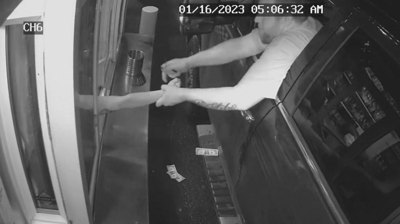 Il tente de kidnapper une serveuse par la fenêtre d’un drive-in (vidéo)