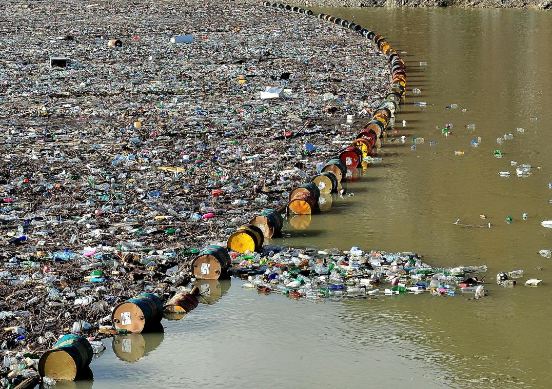 Le triste spectacle de cette rivière remplie de déchets (vidéo)