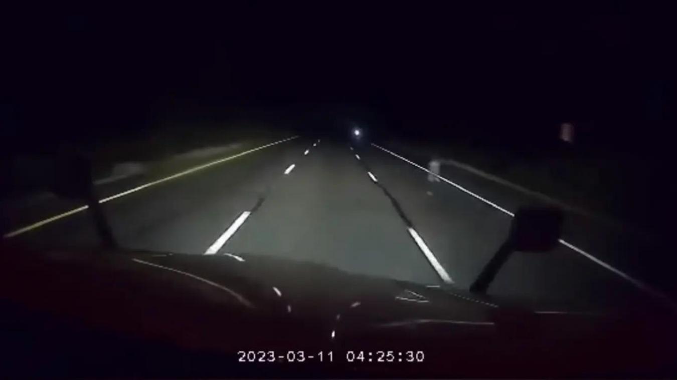 Ce camionneur affirme avoir filmé un fantôme au bord de la route (vidéo)